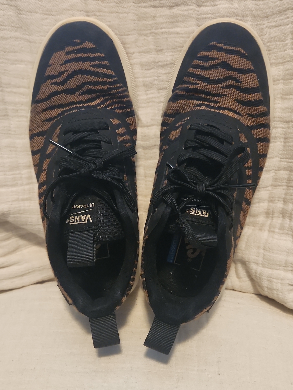 Vans Women’s Low-Top Sneakers in Black and Brown Tiger Knit